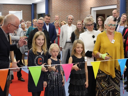 officiële_opening_MCN_door_jong_en_oud.jpg