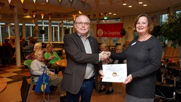 De Zorgcirkel Regiomanager Magda Kuijpers ontvangt milieucertificaat uit handen van wethouder Schalkwijk van Wormerland
