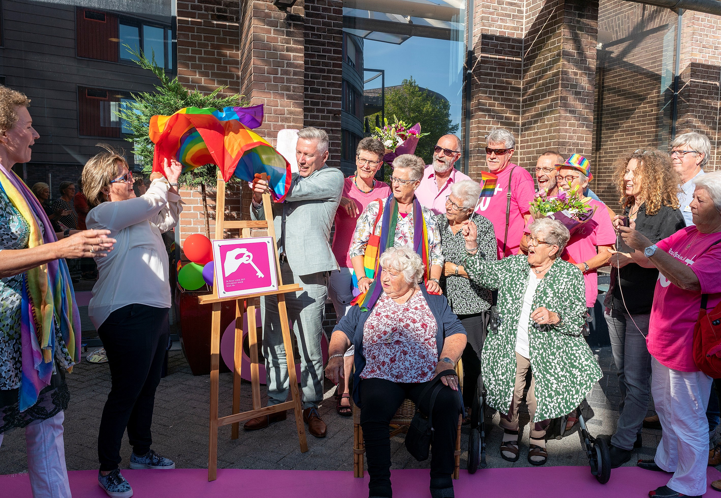 Roze Loper uitreiking wethouder Verbruggen Westerhout - 3 JAAR RECHTENVRIJ BRUIKBAAR - jan Jong.jpg