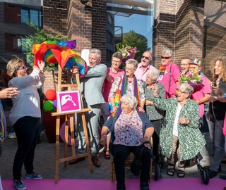 Roze Loper uitreiking wethouder Verbruggen Westerhout - 3 JAAR RECHTENVRIJ BRUIKBAAR - jan Jong.jpg