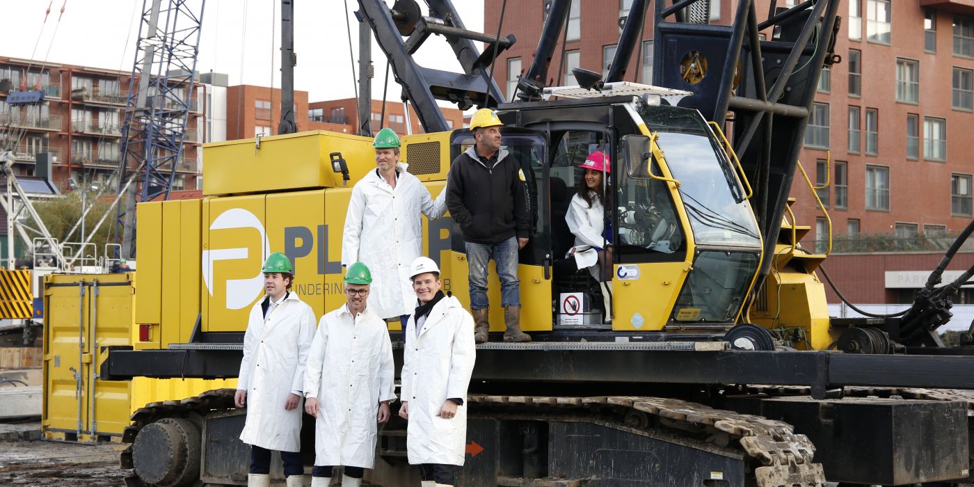 Aiko bij strat bouw Burano.jpg