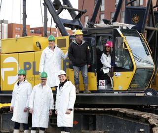 Aiko bij strat bouw Burano.jpg