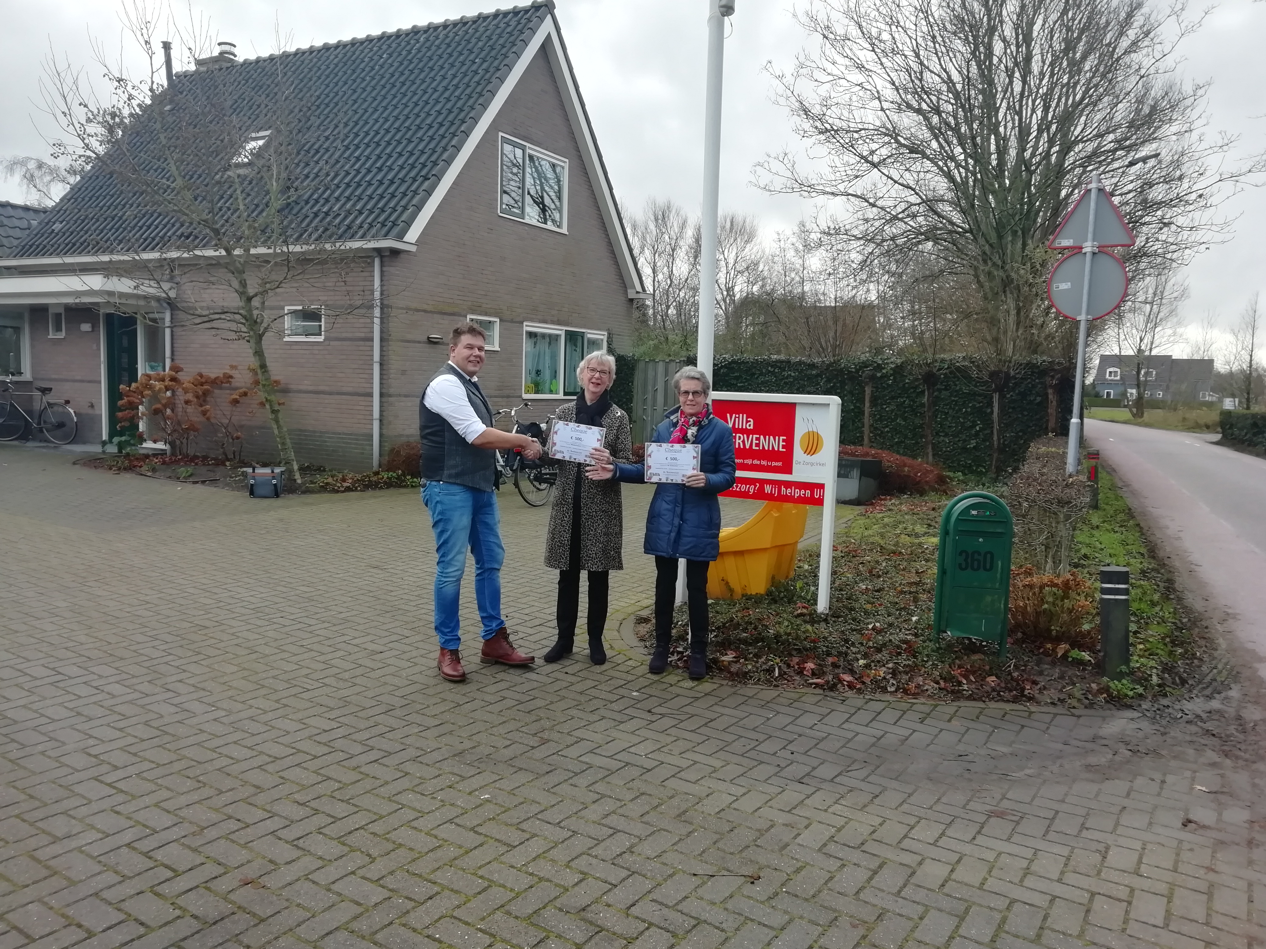 20191211 uitreiking cheque villa westervenne amberhof st vrienden ouderenwerk heiloo.jpg
