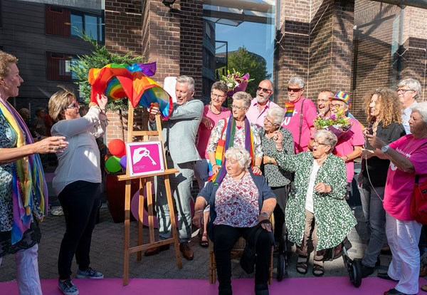 20190822 Roze Loper uitreiking wethouder Verbruggen Westerhout - 3 JAAR RECHTENVRIJ BRUIKBAAR - jan Jong.jpg