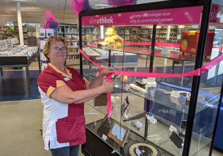 irma van den dungen tijdens opening slimotheek in bieb purmerend op 1 sept 2021.jpg