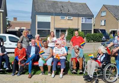 Regenboogbankje Torenerf Met Burgemeester