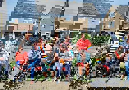 Regenboogbankje Torenerf Met Burgemeester