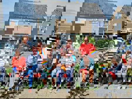 Regenboogbankje Torenerf Met Burgemeester